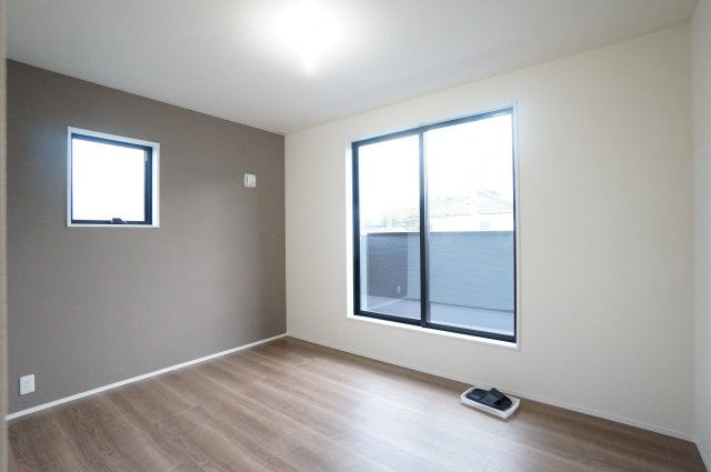 リーブルガーデン美浜町河和台3丁目第5　3号棟の洋室|2階6.75帖洋室は大型のウォークインクローゼット付き