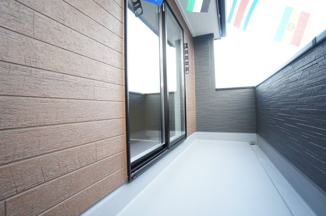 リーブルガーデン美浜町河和台3丁目第5　3号棟のバルコニー|2部屋から出られるワイドバルコニー