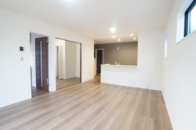 リーブルガーデン美浜町河和台3丁目第5　3号棟の居間・リビング|17.75帖のリビングは3.75帖洋室とつながる開放的なLDK♪