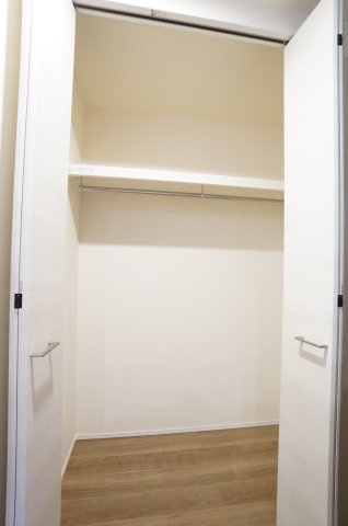 リーブルガーデン美浜町河和台3丁目第5　3号棟の収納|キッチン近くのクローゼットはファミリークローゼットや日用品のストック場所として嬉しいスペース