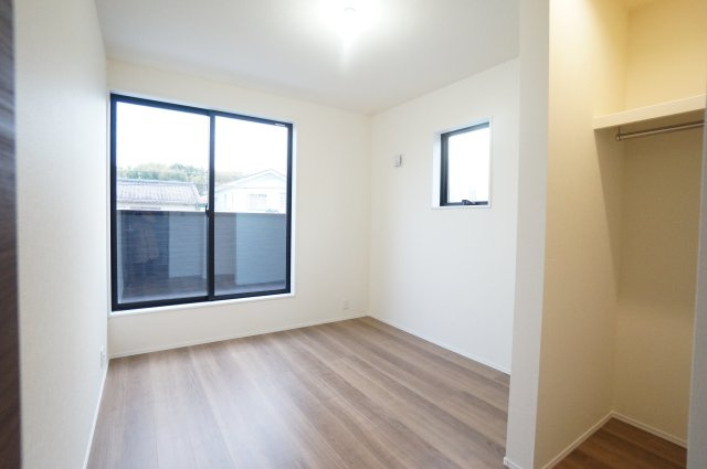 リーブルガーデン美浜町河和台3丁目第5　3号棟の洋室|2階5.06帖洋室はバルコニーに面した明るい居室