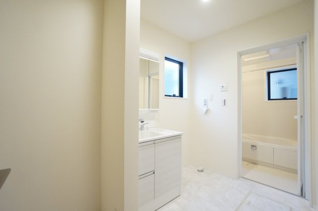 リーブルガーデン美浜町河和台3丁目第5　3号棟の洗面所|キッチン近くにある、広い洗面室には収納棚取付可能なスペースがあり
タオルや着替えなどの置き場所に便利。