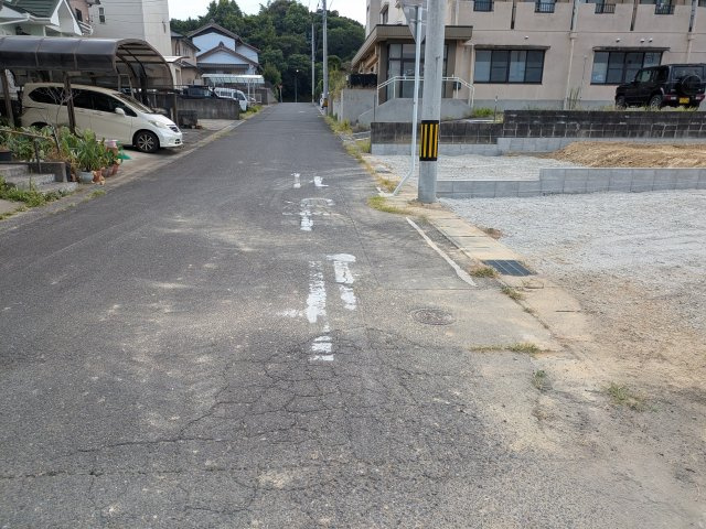 リーブルガーデン美浜町河和台3丁目第5　3号棟の前面道路含む現地写真|●○前面道路○●