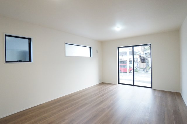 リーブルガーデン美浜町河和台3丁目第5　3号棟の居間・リビング|南側リビング☆日当たり良好