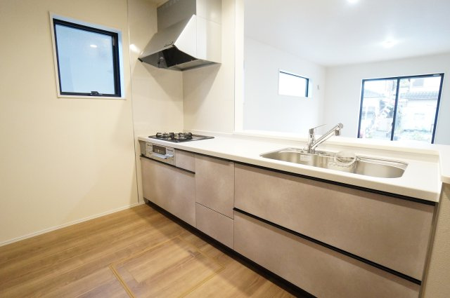 リーブルガーデン美浜町河和台3丁目第5　3号棟のキッチン|使いやすくスタイリッシュな対面キッチンは、ご家族と顔を合わせながらお料理が出来て家族との楽しい時間を過ごせそうです！！