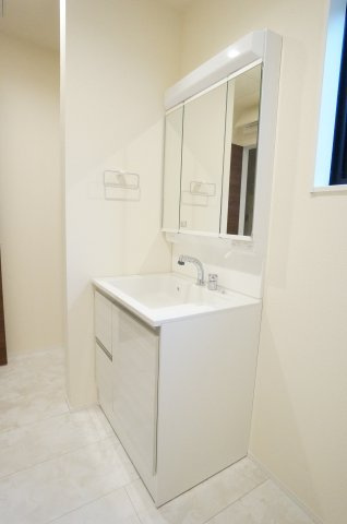 リーブルガーデン美浜町河和台3丁目第5　3号棟の独立洗面台|シャワー付き洗面化粧台は、伸ばせる水栓で洗面台でのシャンプーや洗い物に便利な仕様です。