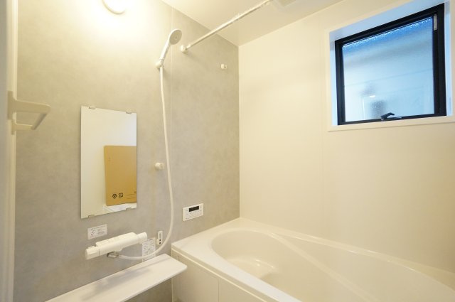 リーブルガーデン美浜町河和台3丁目第5　3号棟の浴室|1坪の広さで1日の疲れを癒すくつろぎのバスタイム！浴室乾燥暖房機付きで冬には浴室を暖めることが出来ます。