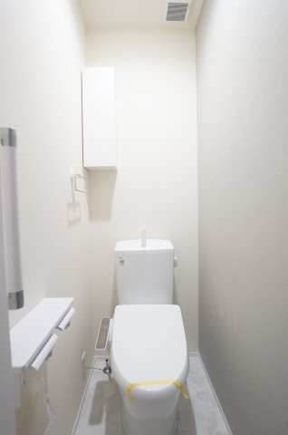 リーブルガーデン美浜町河和台3丁目第5　3号棟のトイレ|1階2階にトイレがあり、家族の朝の身支度時間もスムーズに！温水洗浄便座で冬は暖かく快適です！！