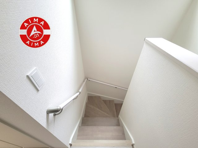 糸島市前原北2丁目第1-3棟（2号棟）の内観：施工例|階段からも明るい光が入ります。採光や通風も階段の重要な役割です。