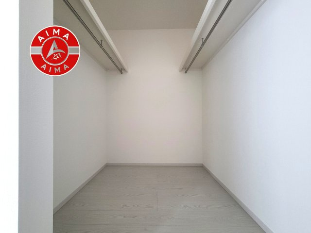 糸島市前原北2丁目第1-3棟（2号棟）の内観：施工例|洋服や大きな荷物が多い方や人数の多いご家族などは、一般的なクローゼットよりもウォークインクローゼットのほうが使い勝手が良いです。