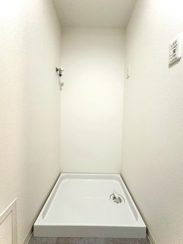 東急ドエルアルス大倉山東のランドリースペース|独立した洗濯機スペースで、音も気になりにくい配置。使い勝手の良いシンプルな設計です。