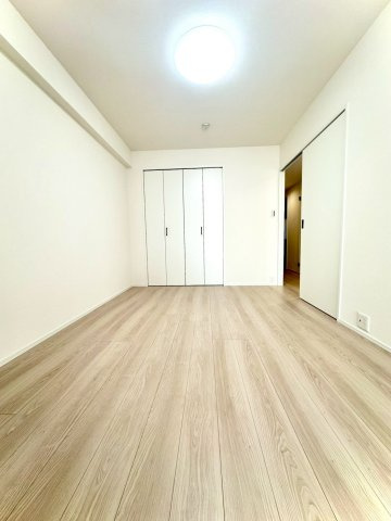 東急ドエルアルス大倉山東の洋室|明るいトーンのフローリングが広がる洋室。奥行きのあるクローゼットを完備し、衣類や小物をしっかり収納できます。