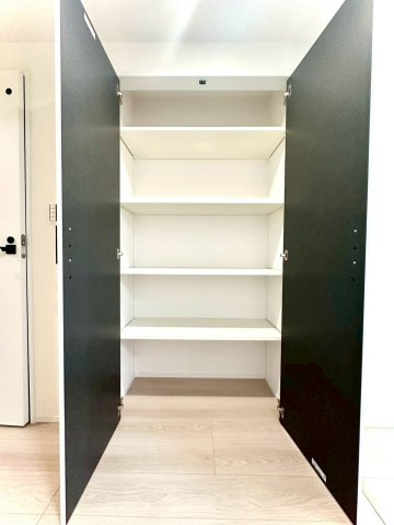 東急ドエルアルス大倉山東の収納|縦長の収納棚が備わり、日用品や荷物の整理に便利。可動棚で用途に合わせた収納が可能です。