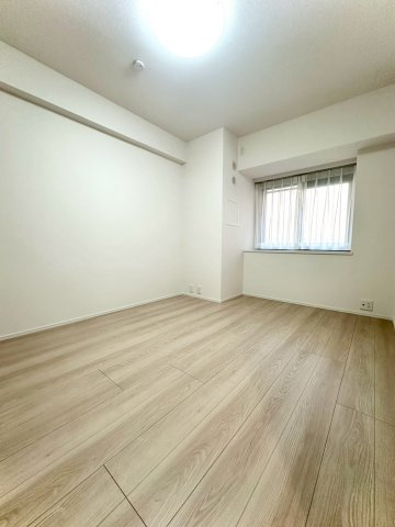 東急ドエルアルス大倉山東の洋室|優しい木目調フローリングが広がる落ち着いた空間。寝室や書斎など、多用途にお使いいただけます。