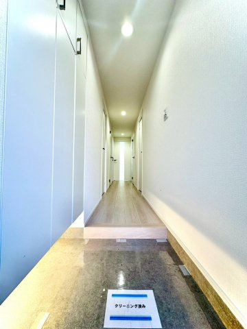 東急ドエルアルス大倉山東の玄関|大容量の下駄箱が設置され、お気に入りの靴やブーツ、傘などを収納していただけます。訪れる人を温かく迎えてくれる、明るい玄関です。