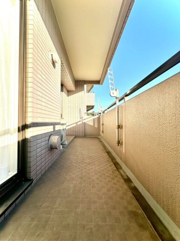 東急ドエルアルス大倉山東のバルコニー|奥行きのあるワイドバルコニー。洗濯物や布団干しもラクラクで、通風も良好です。