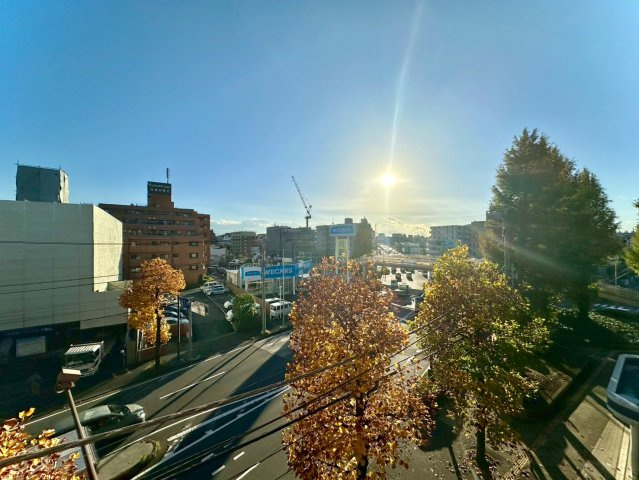 東急ドエルアルス大倉山東の庭|視界が開けた明るい眺望。陽当たり良好で、一日の中でも特に心地よい光が入る方向です。