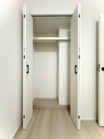 東急ドエルアルス大倉山東の収納|高さのある収納スペースで、季節物の収納にも役立ちます。