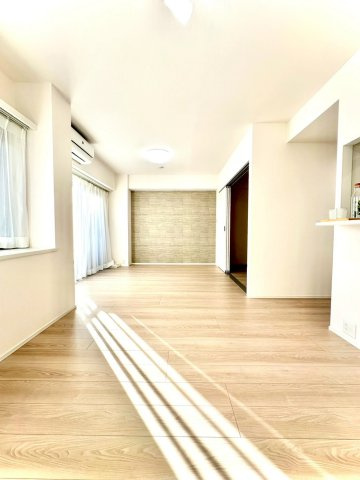 東急ドエルアルス大倉山東の居間・リビング|ワイドに開けた採光が心地よい開放的な空間。家具レイアウトの自由度が高く、快適な家時間を楽しめます。