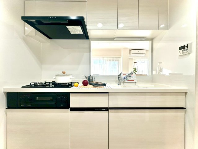 東急ドエルアルス大倉山東のキッチン|スタイリッシュなホワイト系のシステムキッチン。3口コンロ＆グリル付きで、毎日のお料理が快適に。リビングが見える対面式でコミュニケーションも取りやすい設計です。