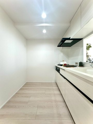 東急ドエルアルス大倉山東のキッチン|キッチン周囲は広く確保されており、複数人での作業もスムーズ。清潔感のある空間で、家事動線も良好です。