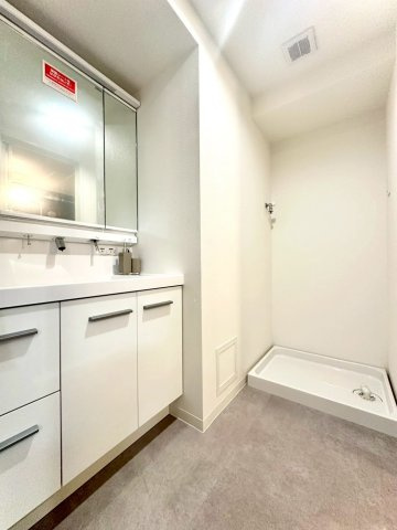 東急ドエルアルス大倉山東の独立洗面台|収納力に優れた三面鏡と清潔感あふれる洗面台。ランドリースペースもゆったり、毎日の家事が手際よく行えます。