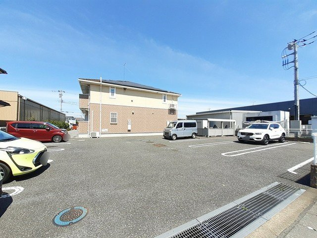 ドリームタウンＢの駐車場|駐車場があるので、車を買う予定の方も安心です