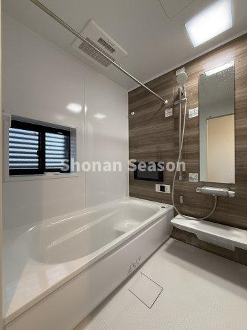 【浴室】 | 小さなお子さまとの入浴時も安心の段差付きバスタブ♪