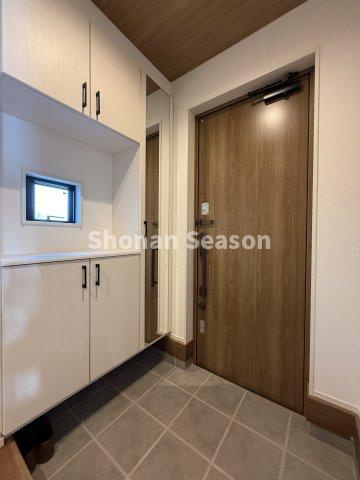 【玄関】 | 空気の入れ替えや採光を取り込みやすい小窓付きの玄関！　　　　　　　
お履き物がたっぷり収納できるシューズボックス完備◎