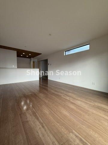 【居間・リビング】 | 多方面から自然光が降り注ぐ明るいリビングは広さ17帖♪