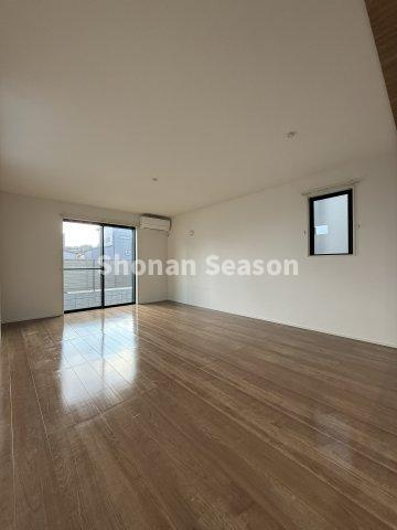 【居間・リビング】 | 築年数が浅く室内大変キレイにお使いのお住まい♪