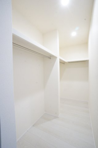 リーブルガーデン美浜町河和台5丁目第5　4号棟の収納|たっぷり収納可能なウォークインクローゼット