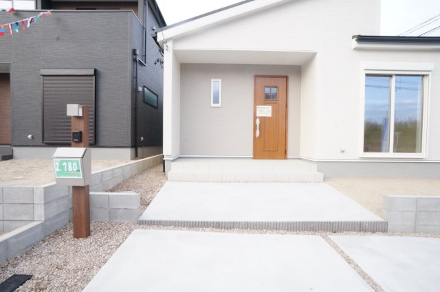 リーブルガーデン美浜町河和台5丁目第5　4号棟の玄関|セキュリテー対策付きの玄関ドアとポスト