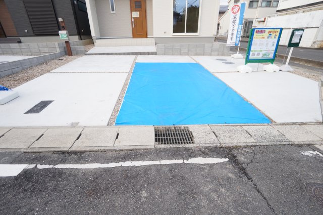 リーブルガーデン美浜町河和台5丁目第5　4号棟の駐車場|駐車スペース3台可能