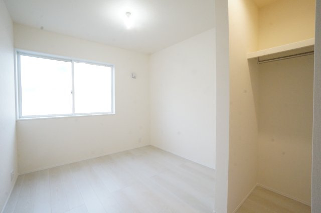 リーブルガーデン美浜町河和台5丁目第5　4号棟の洋室|各洋室には収納があり、部屋はスッキリ！