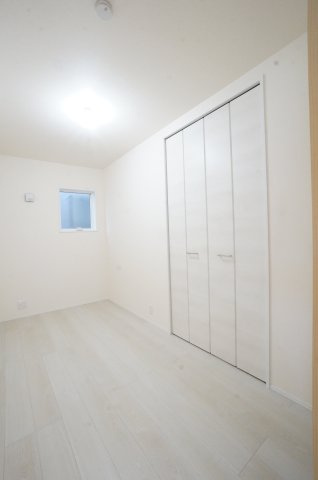 リーブルガーデン美浜町河和台5丁目第5　4号棟の洋室|リビング横の4帖洋室はクローゼット付で、お子様のオモチャの収納やファミリークローゼットとしても活躍するお部屋です。