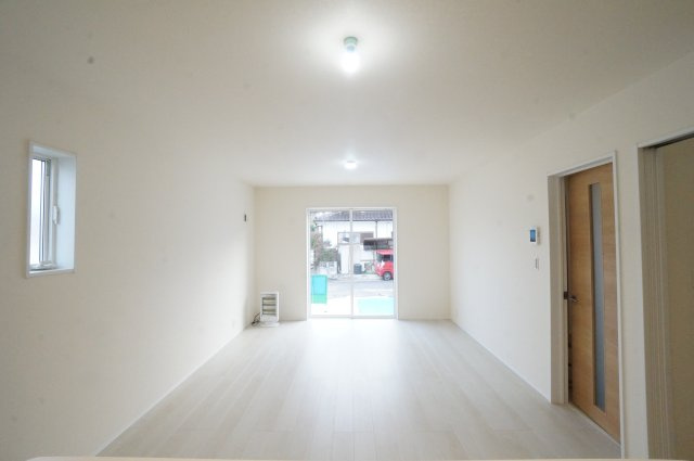 リーブルガーデン美浜町河和台5丁目第5　4号棟の居間・リビング|南向きで明るいリビング♪