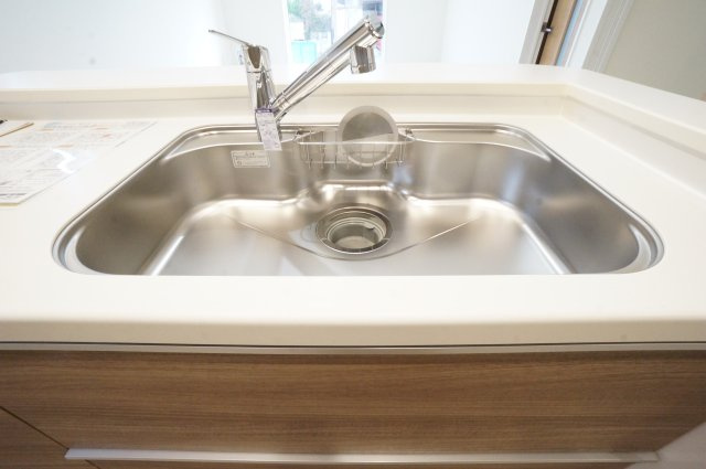 リーブルガーデン美浜町河和台5丁目第5　4号棟の設備|浄水器と水栓器具を一体化。水栓回りのお手入れとデザイン性に優れたハンドシャワー水栓！
伸縮可能なシャワーホース内臓でお掃除も快適です。