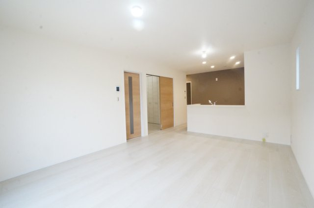 リーブルガーデン美浜町河和台5丁目第5　4号棟の居間・リビング|南側リビング☆日当たり良好！16.5帖のLDK!
