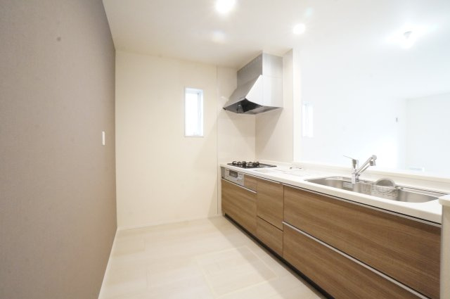 リーブルガーデン美浜町河和台5丁目第5　4号棟のキッチン|使いやすくスタイリッシュな対面キッチンは、ご家族と顔を合わせながらお料理が出来て家族との楽しい時間を過ごせそうです！！