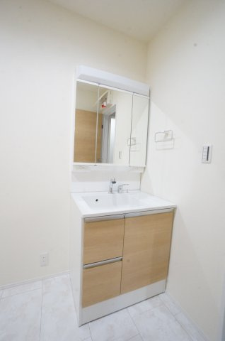 リーブルガーデン美浜町河和台5丁目第5　4号棟の独立洗面台|シャワー付き洗面化粧台は、伸ばせる水栓で洗面台でのシャンプーや洗い物に便利な仕様です。