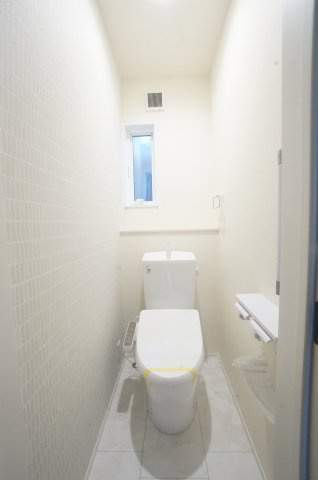 リーブルガーデン美浜町河和台5丁目第5　4号棟のトイレ|2カ所あるトイレはお掃除しやすい機能や工夫が満載。温水洗浄便座で冬は暖かく快適です。