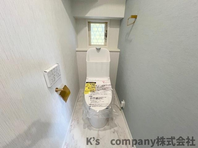 ●茅ヶ崎市菱沼1丁目　中古戸建のトイレ|アクセントクロスのおしゃれなトイレ◇