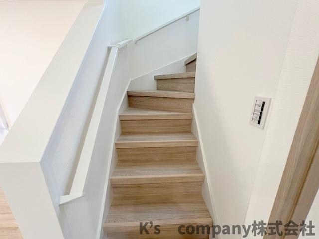 ◎茅ヶ崎市菱沼1丁目　中古戸建の内装|手すり付きの階段☆小さなお子様やご年配の方にも安心の仕様です◇