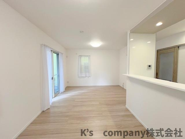 ◎茅ヶ崎市菱沼1丁目　中古戸建の居間・リビング|リビング階段が右手奥にあり、ご家族とのコミュニケーションが取りやすいです◇