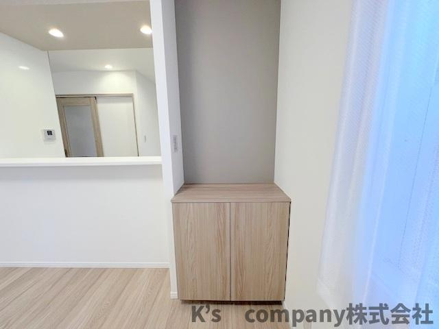 ◎茅ヶ崎市菱沼1丁目　中古戸建の収納|リビング収納付き◇上部にはインテリア小物やPC、電話を置くスペースにもなります◇
