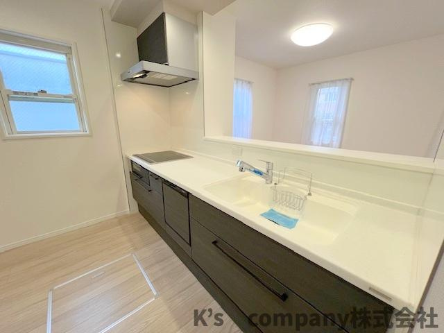 ◎茅ヶ崎市菱沼1丁目　中古戸建のキッチン|キッチン後方には食器棚や冷蔵庫スペースがあります◇