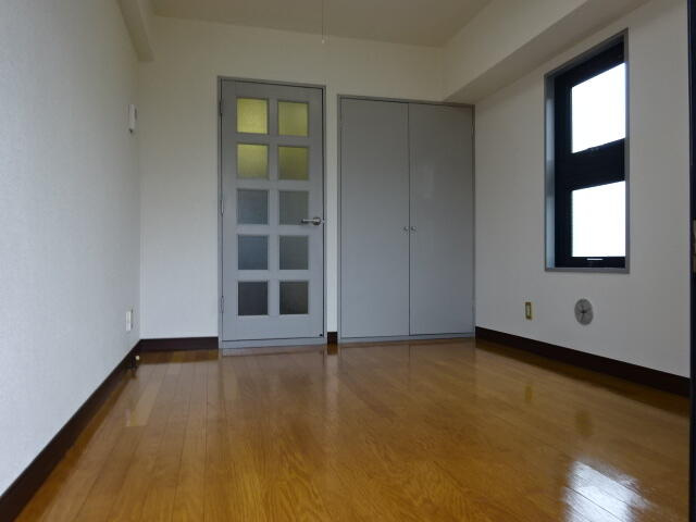 洋室　角部屋　窓有