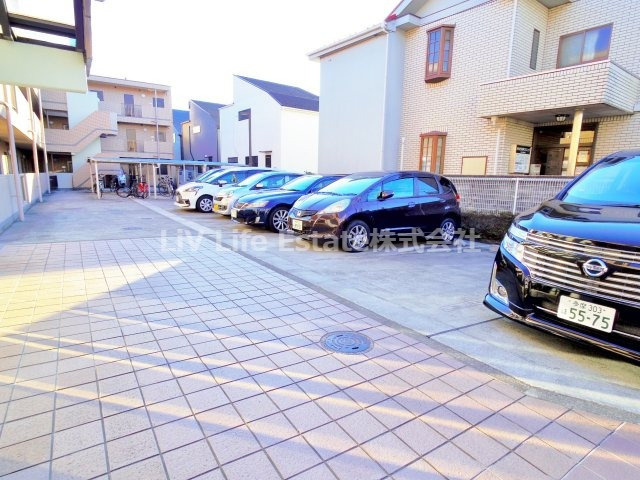 エクレール小平の駐車場