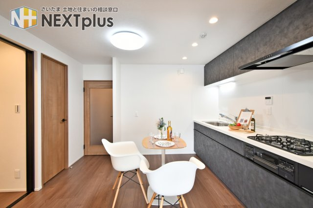 扶桑ハイツ春日部のキッチン|壁付けタイプのキッチンですので背後も圧迫感を感じず、お料理に集中することが出来ます。また、出来上がったお料理をすぐに運ぶことが出来るもの魅力です！お料理中やお片付け中も家族との会話を楽しめます。